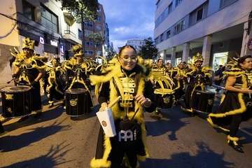  Telde disfruta con el pasacalle de los protagonistas del Carnaval de 'Studio 54'/Lpacarnaval.